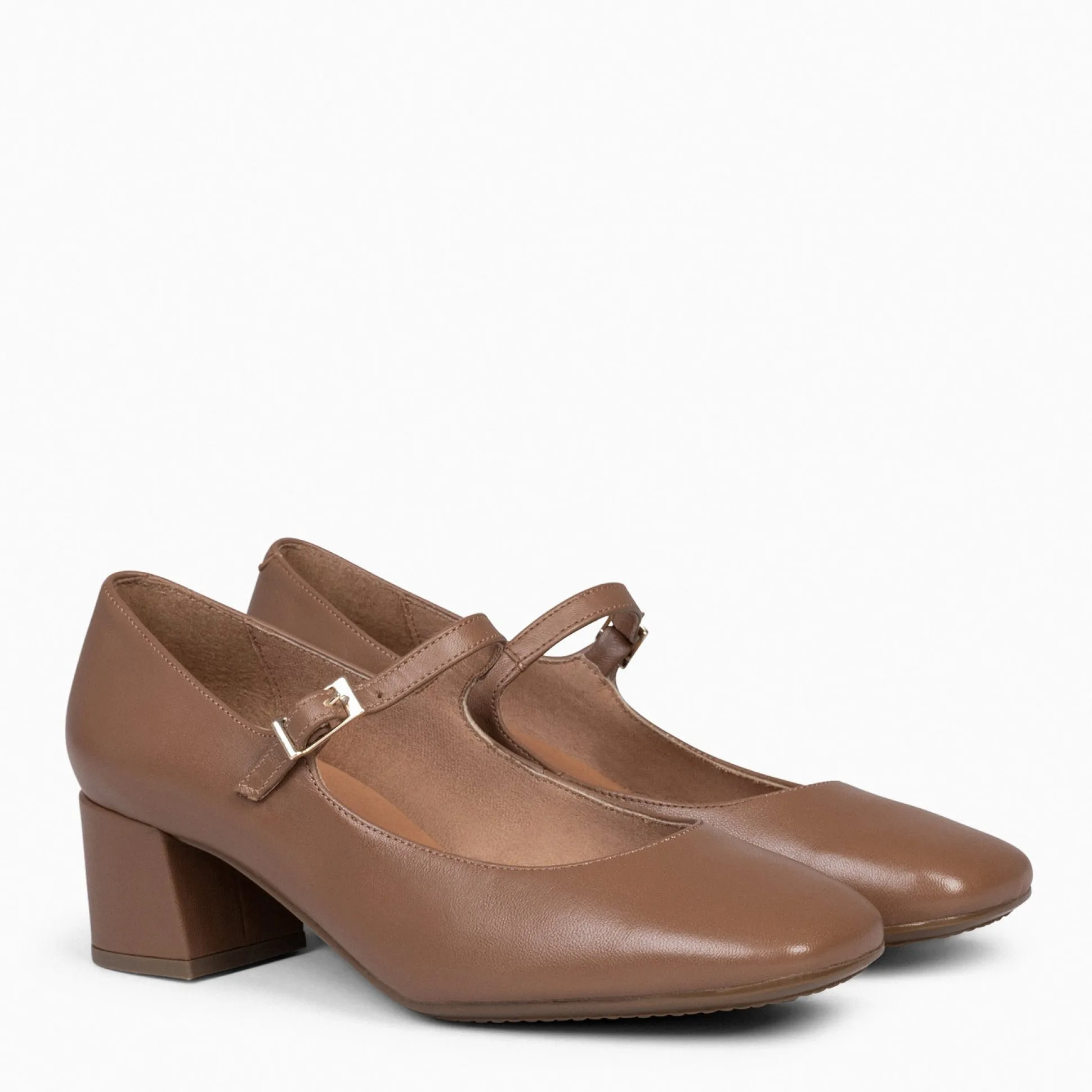 bella__merceditas_con_tac_1-3.webp Mocasines Y Blucher<miMaO Bella – Merceditas Con Tacón Y Puntera Cuadrada Camel