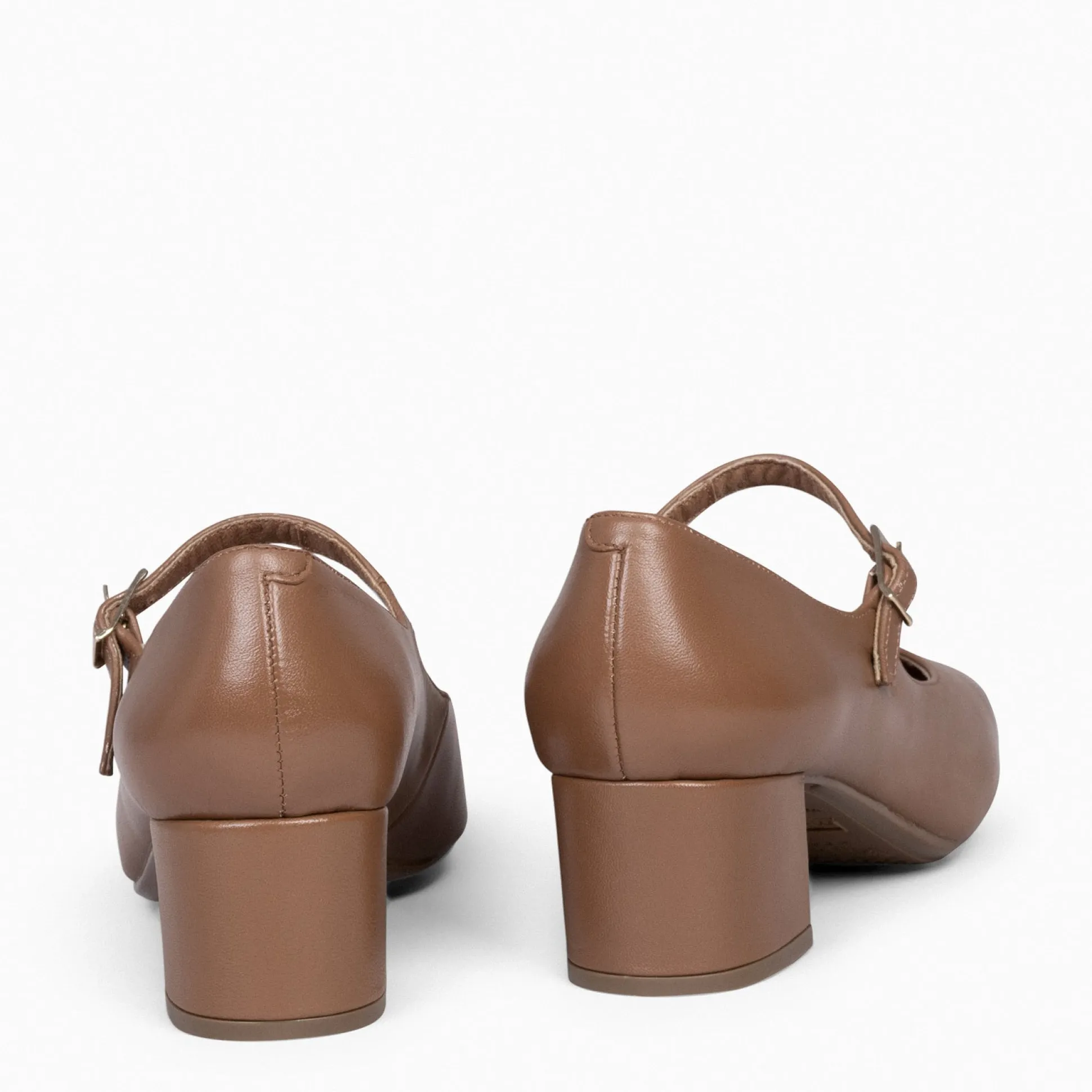 bella__merceditas_con_tac_3-3.webp Mocasines Y Blucher<miMaO Bella – Merceditas Con Tacón Y Puntera Cuadrada Camel