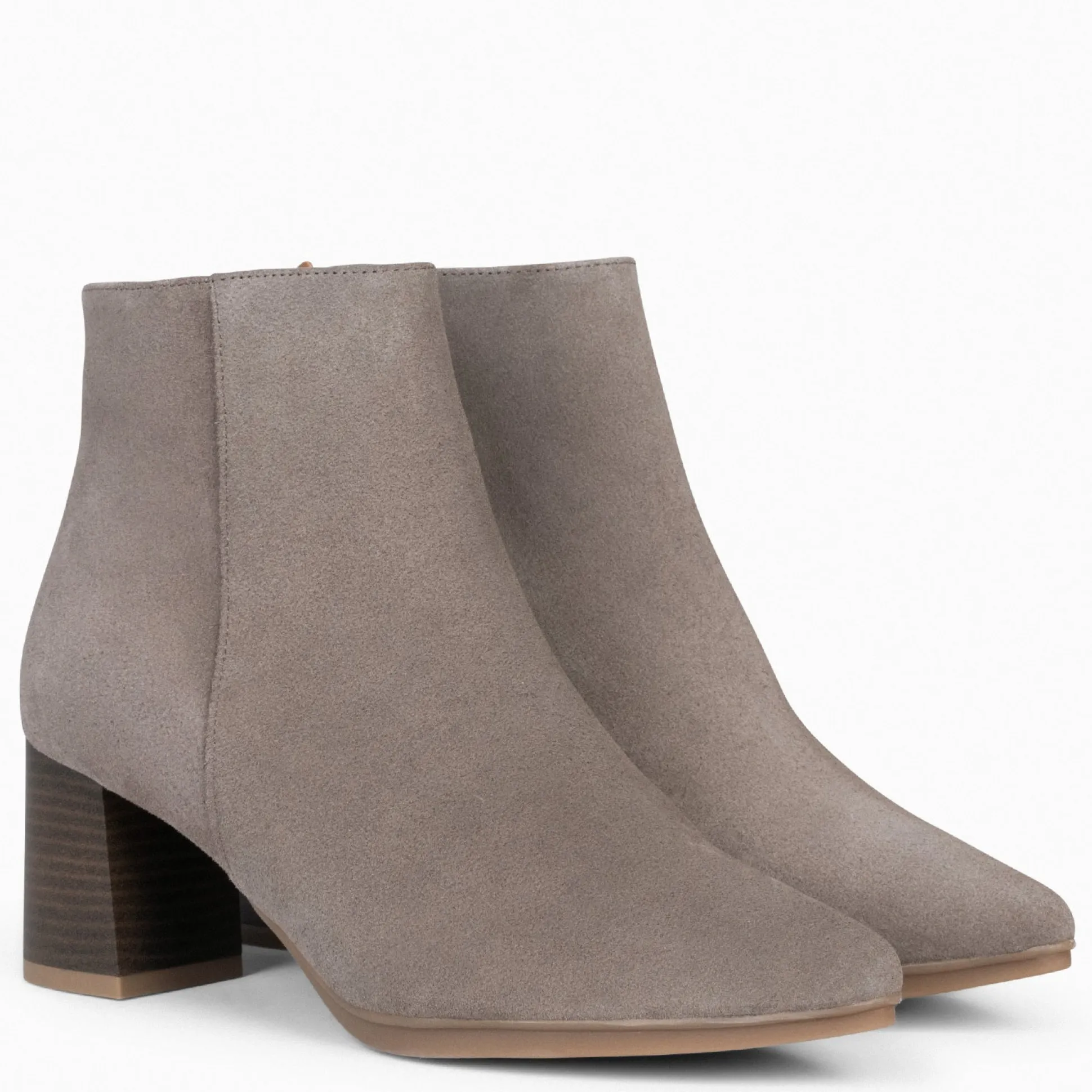city__botines_de_tacn_anc_1-3.webp Botines De Mujer<miMaO City - Botines De Tacón Ancho Y Punta Fina Taupe De Serraje