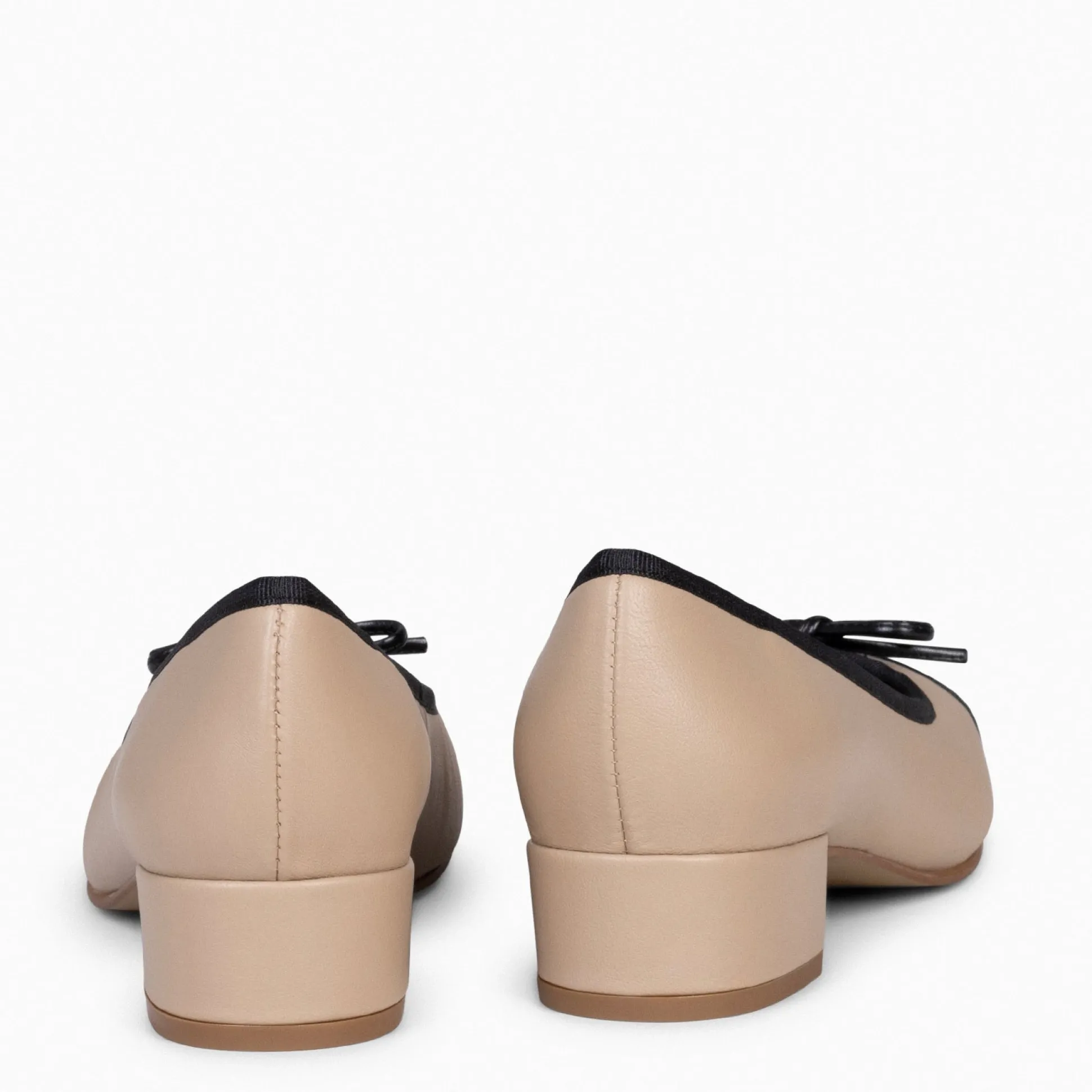 glamour__bailarinas_con_t_3.webp Mocasines Y Blucher<miMaO Glamour – Bailarinas Con Tacón Y Puntera De Charol Tierra