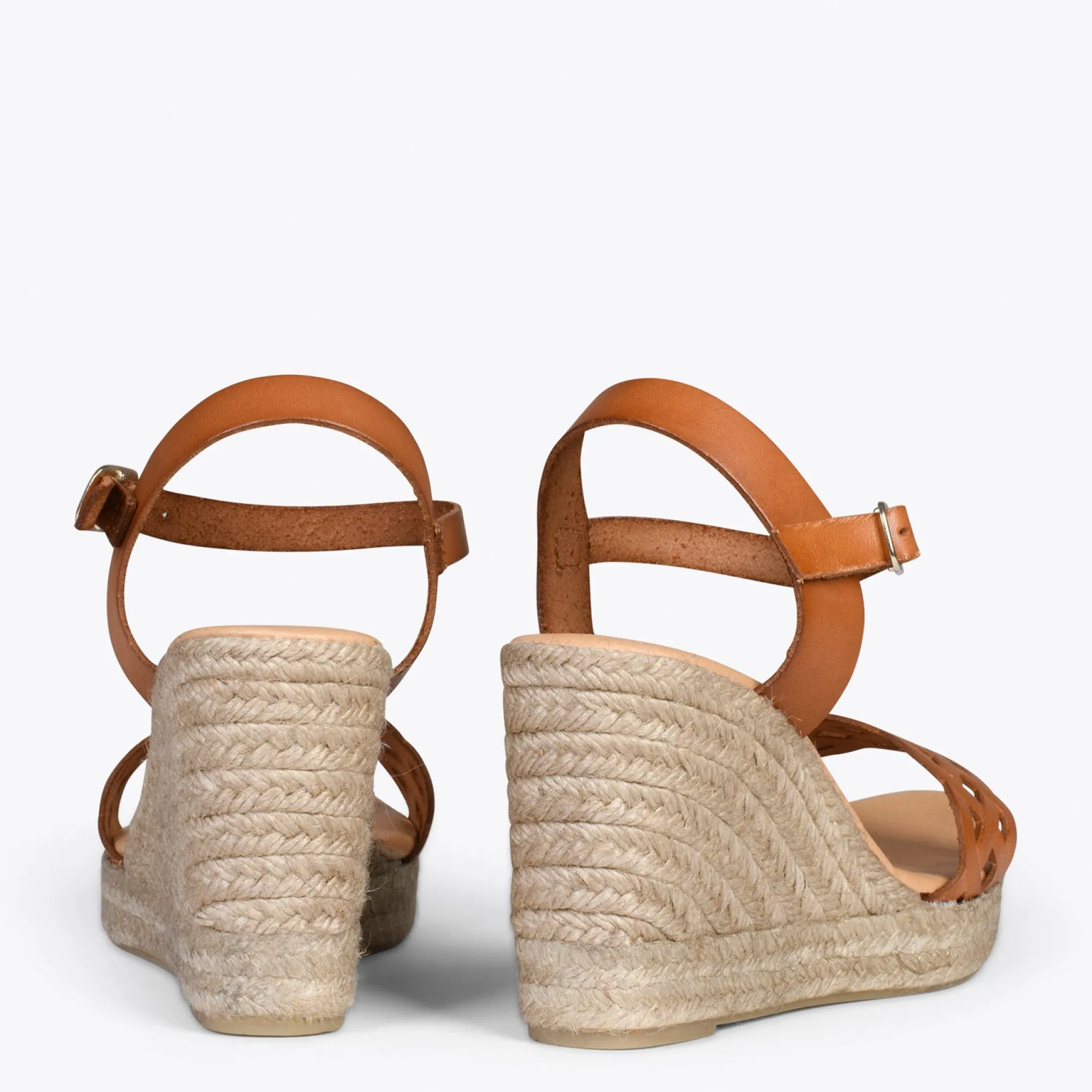 oasis__cunas_de_esparto_t_3-2.webp Esparto Y Alpargatas<miMaO Oasis – Cunas De Esparto Tostado Con Trenza Camel