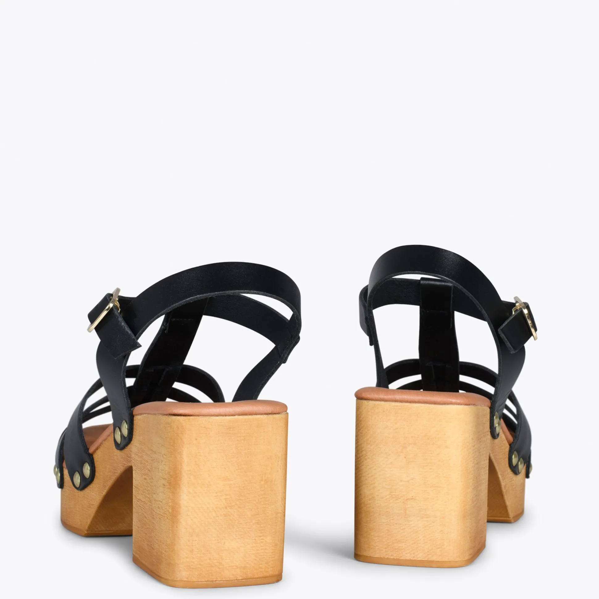 paradise__sandalias_de_ma_3.webp Sandalias De Tacón<miMaO Paradise – Sandalias De Madera Cangrejeras Negro