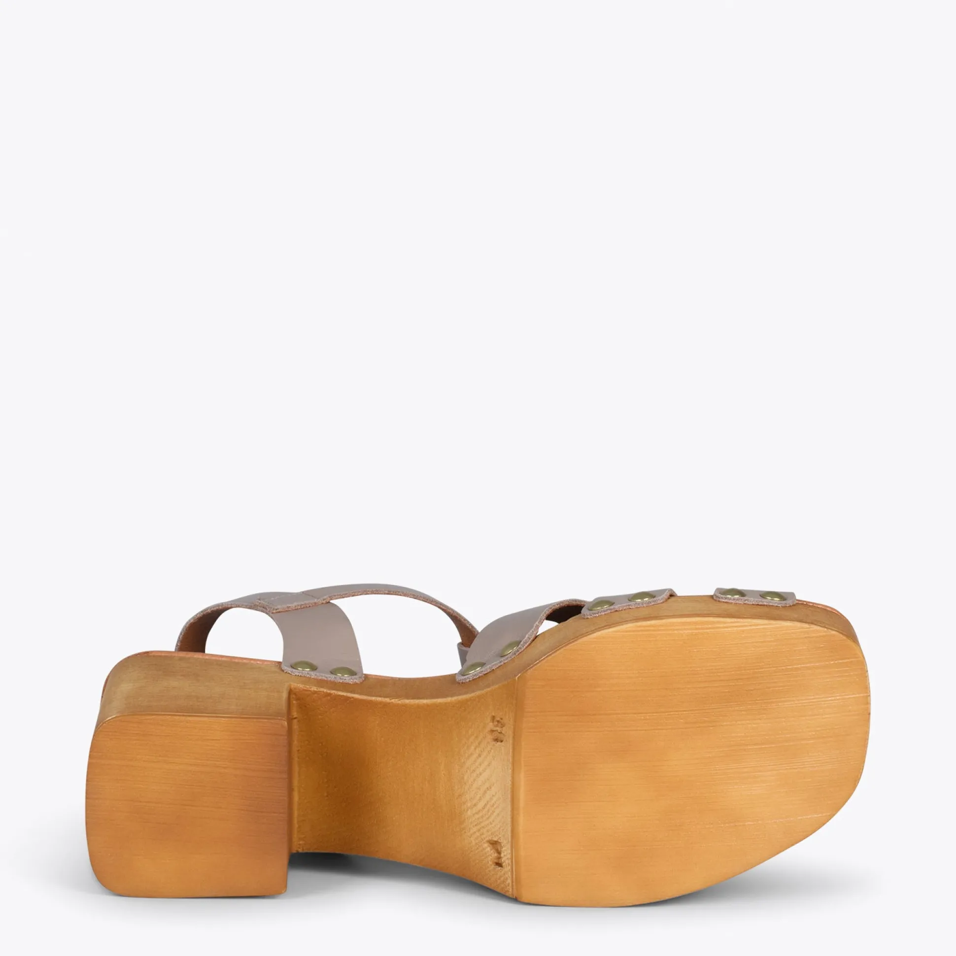 paradise__sandalias_de_ma_4-1.webp Sandalias De Tacón<miMaO Paradise – Sandalias De Madera Cangrejeras Taupe