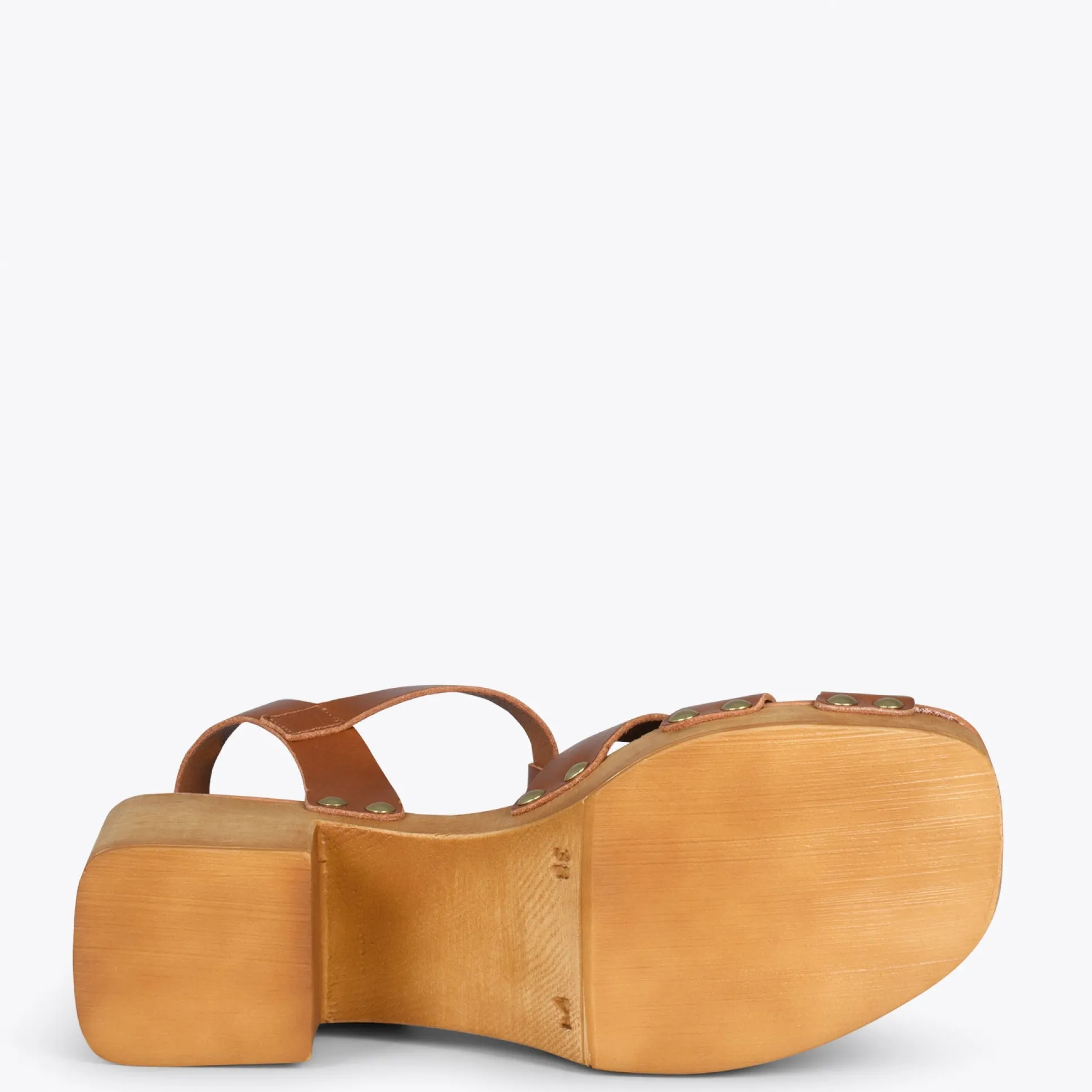 paradise__sandalias_de_ma_4-2.webp Sandalias De Tacón<miMaO Paradise – Sandalias De Madera Cangrejeras Camel
