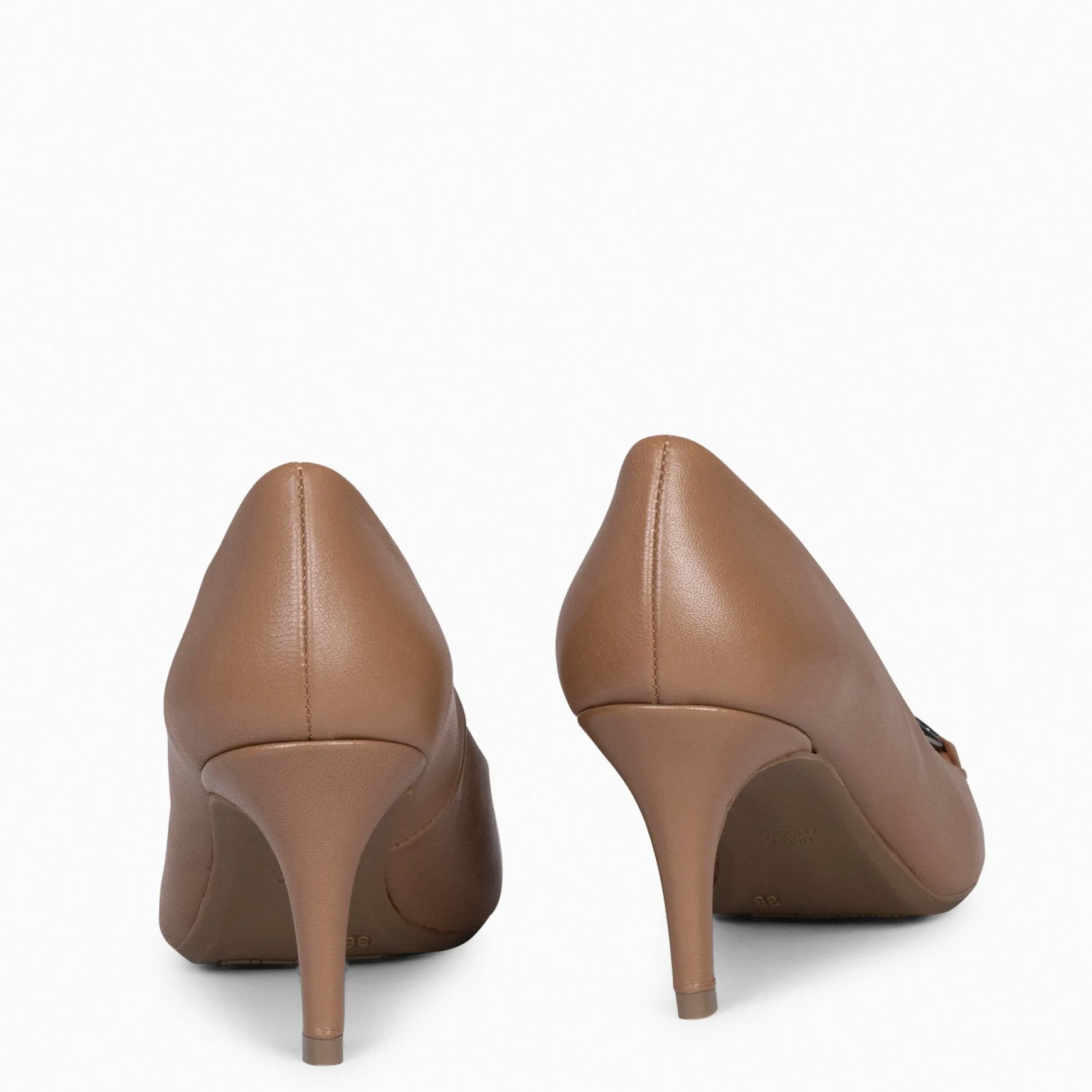 stiletto_elegance__zapato_3-1.webp Zapatos De Fiesta<miMaO Stiletto Elegance - Zapatos De Tacón De Aguja Con Adorno Metalizado Camel