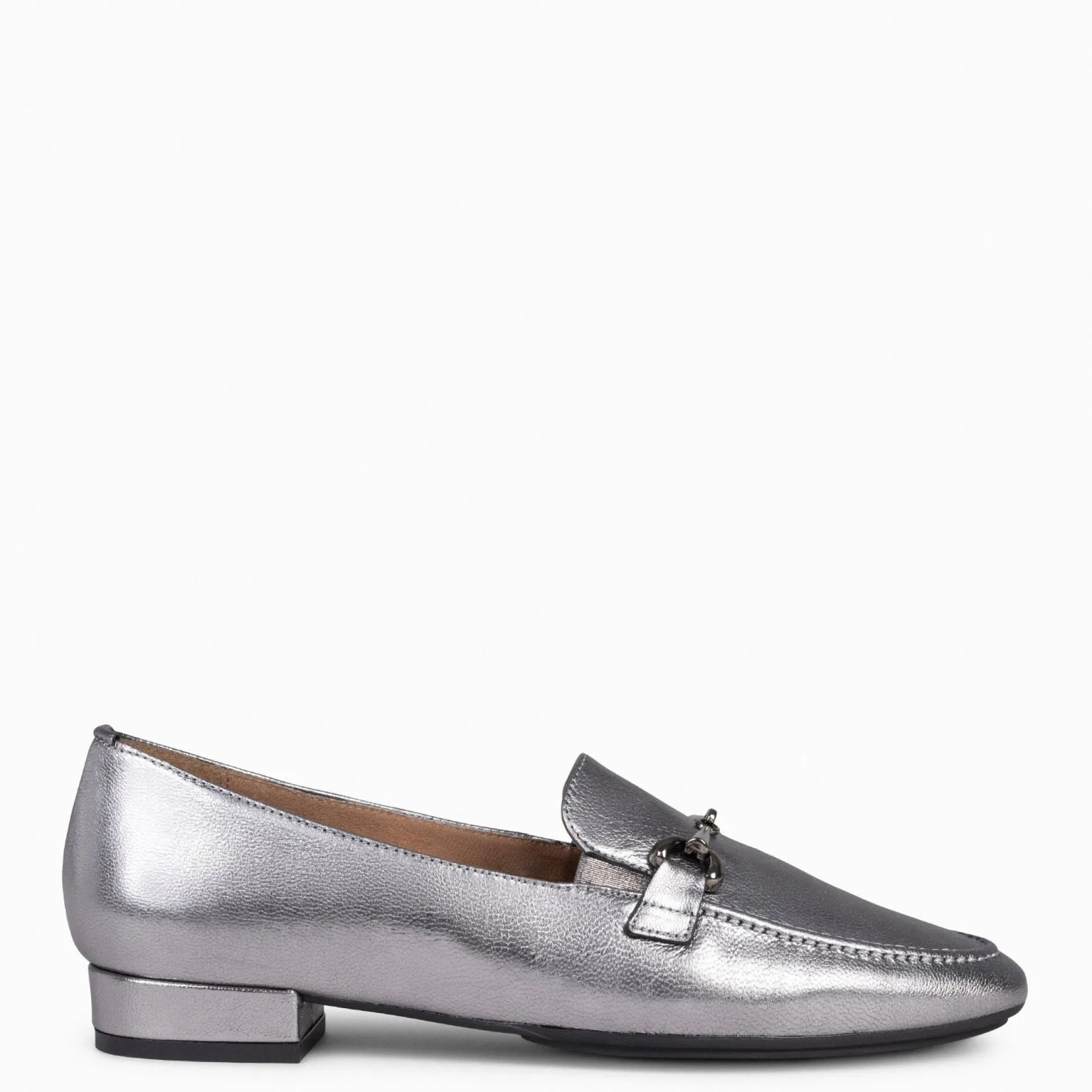 style__mocasines_con_deta_0-2.webp Mocasines Y Blucher<miMaO Style - Mocasines Con Detalle Metalizado Plata