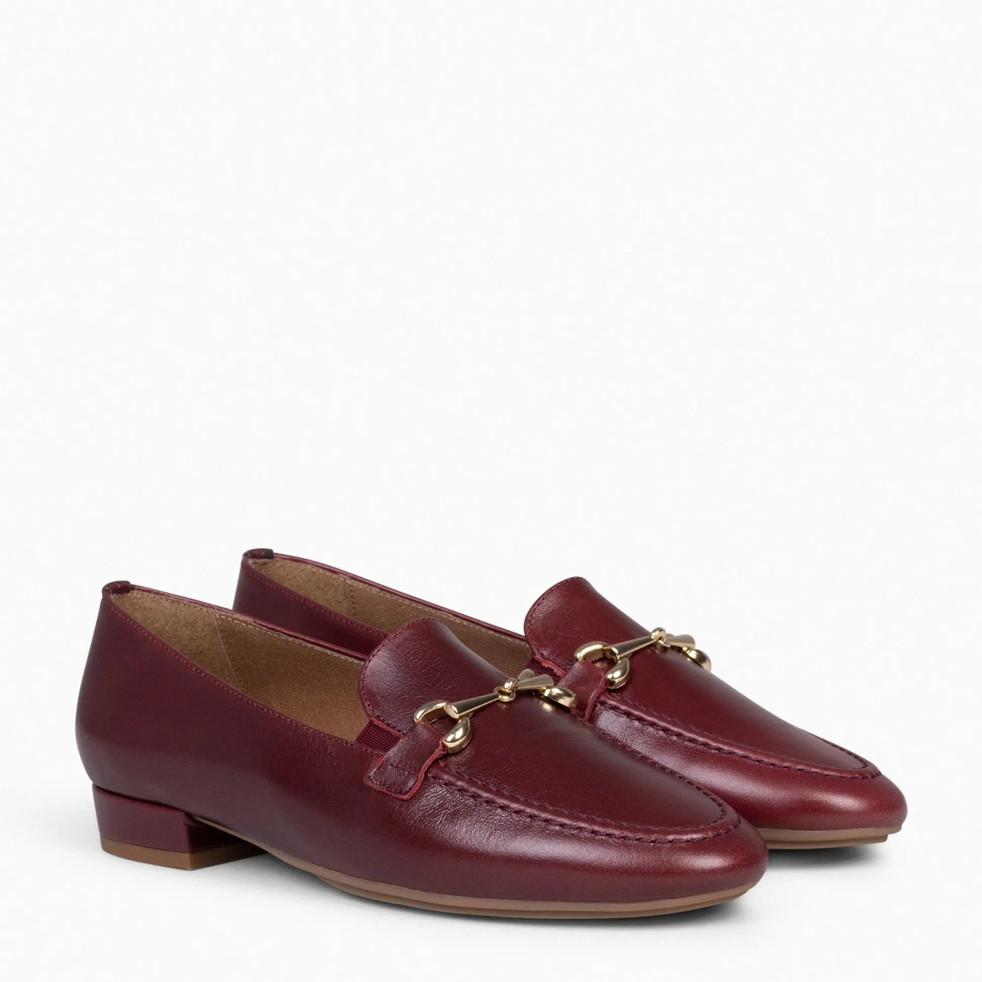 style__mocasines_con_deta_1.webp Mocasines Y Blucher<miMaO Style - Mocasines Con Detalle Metalizado Burdeos