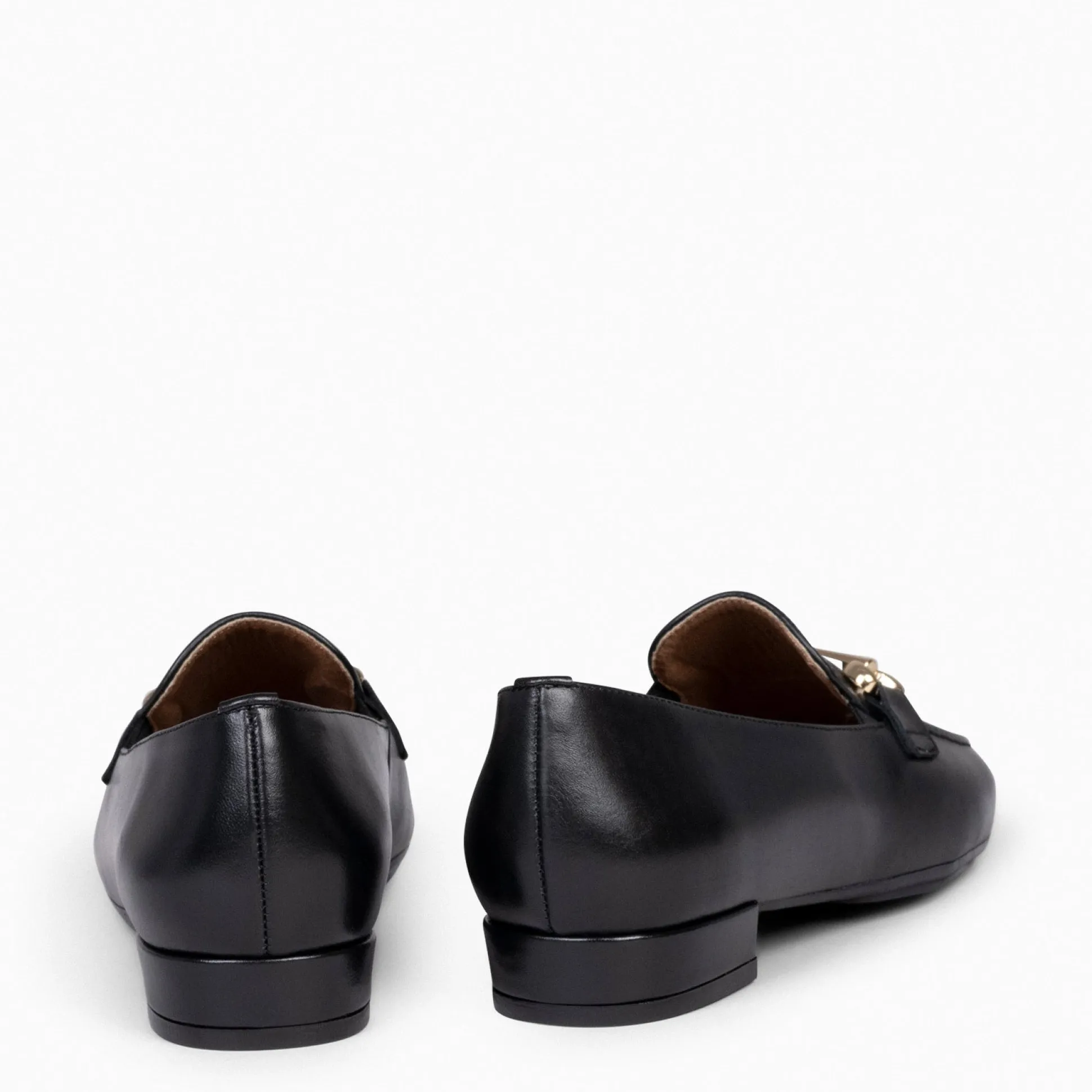 style__mocasines_con_deta_3-1.webp Mocasines Y Blucher<miMaO Style - Mocasines Con Detalle Metalizado Negro