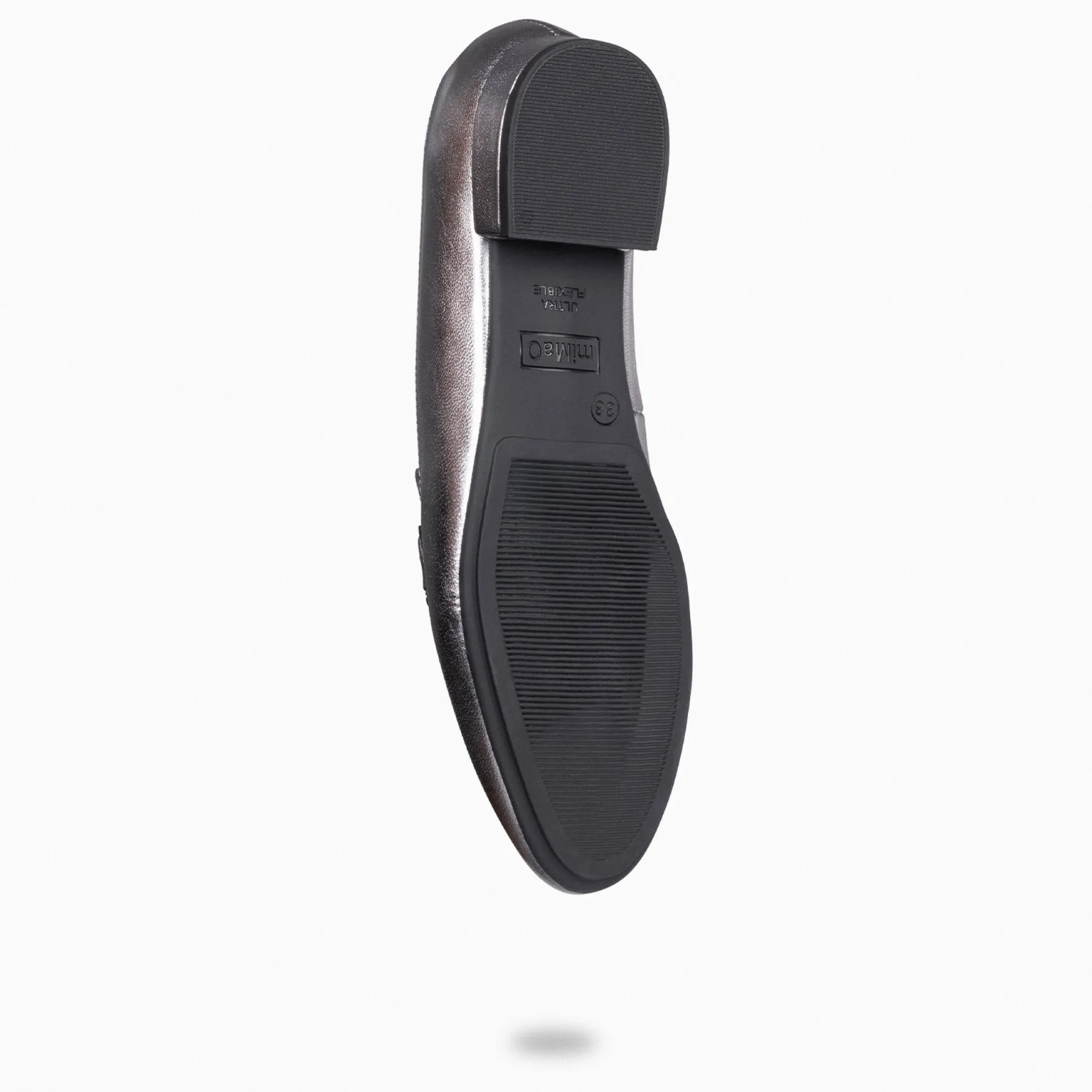 style__mocasines_con_deta_4-2.webp Mocasines Y Blucher<miMaO Style - Mocasines Con Detalle Metalizado Plata