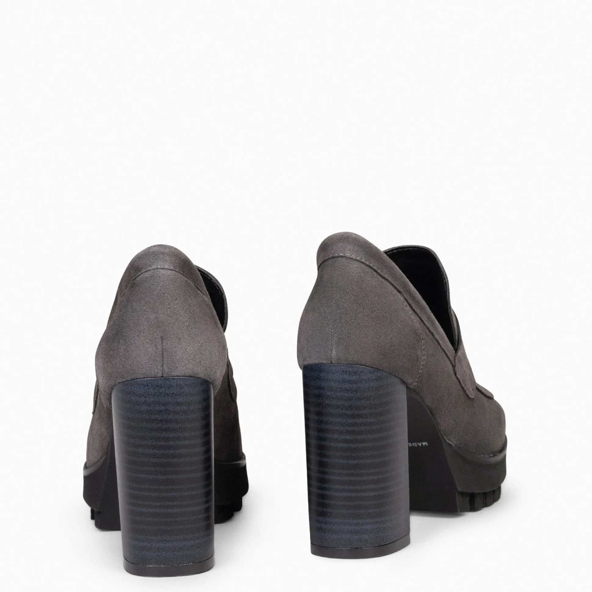 trend__mocasin_con_tacn_y_3-7.webp Mocasines Y Blucher<miMaO Trend – Mocasin Con Tacón Y Plataforma Gris