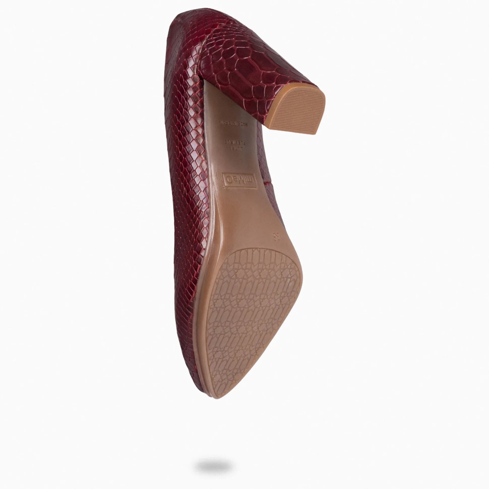 urban_sauvage__zapatos_de_4.webp Zapatos De Fiesta<miMaO Urban Sauvage - Zapatos De Salon Con Textura De Serpiente Burdeos