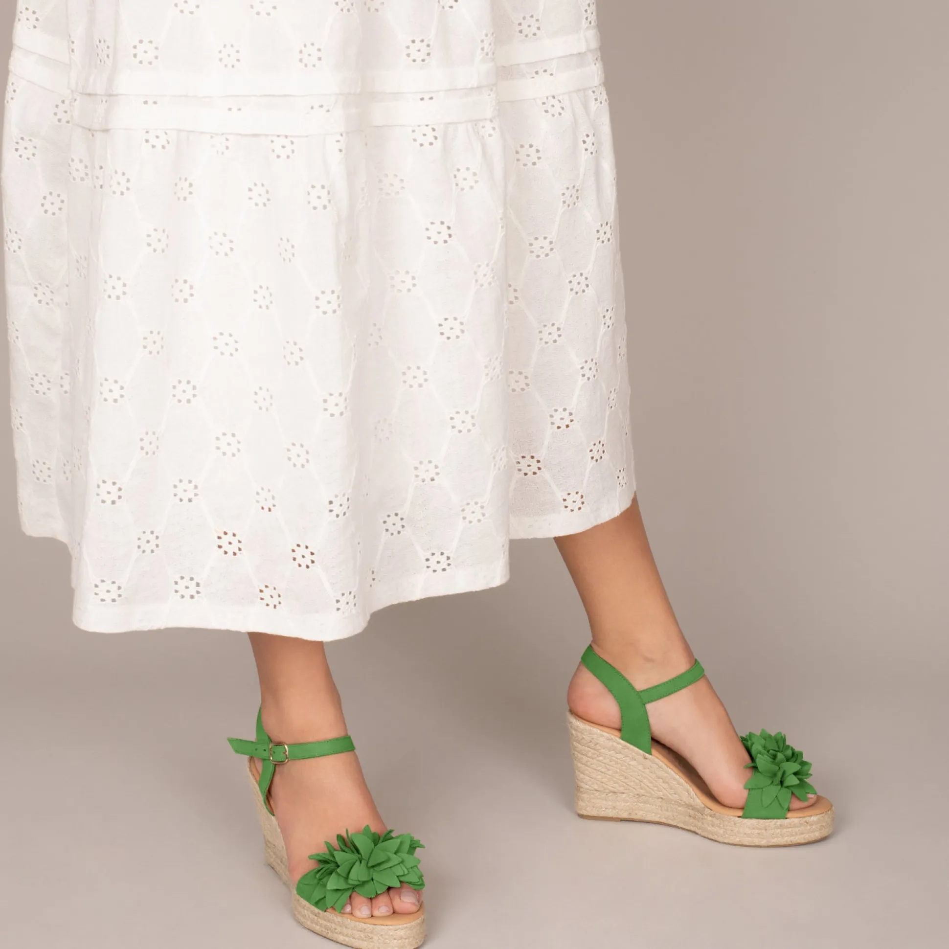 zahara_cunas_altas_de_esp_5.webp Esparto Y Alpargatas<miMaO Zahara Cunas Altas De Esparto Con Flores Verdes